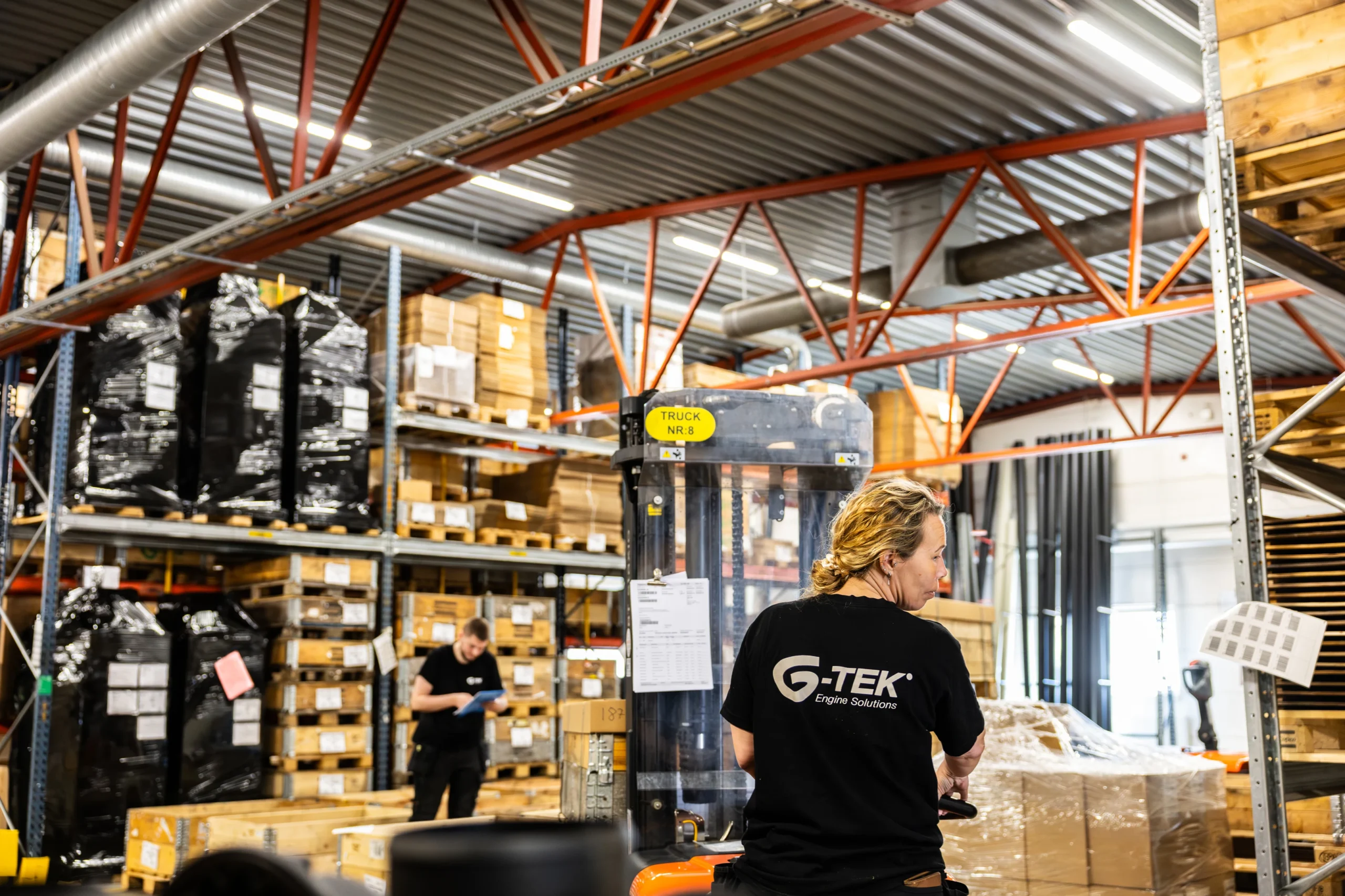 Medarbetare som jobbar på G-teks lager